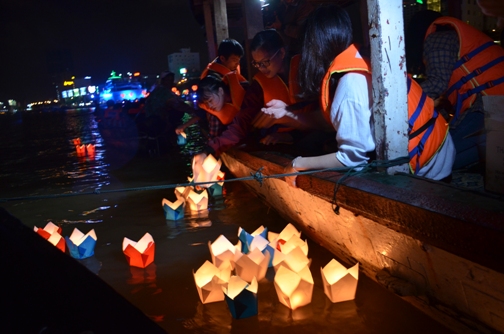  Đoàn viên thanh niên thả 2000 hoa đăng tưởng niệm các nạn nhân tử vong vì tai nạn giao thông